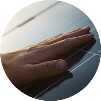 Photovoltaikanlage, welche mit einer Hand berührt wird
